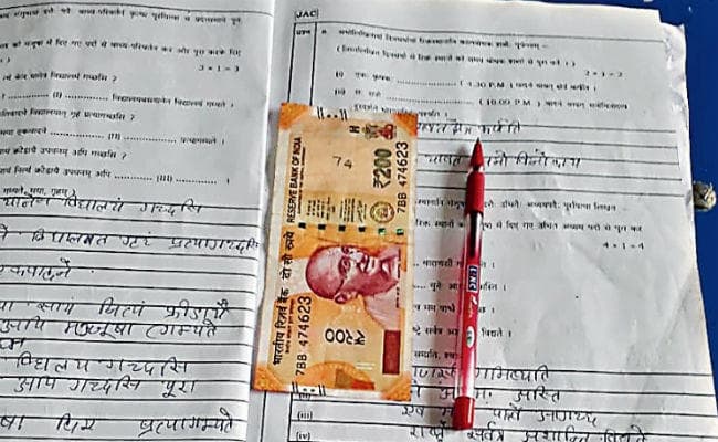 कॉपी में 200 और 500 रुपये डालकर परीक्षार्थी लगा रहे गुहार, सर! पढ़ाई नहीं हो पायी, पास कर दीजियेगा