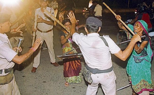 अपहरण की अफवाह में फूटा गुस्सा, रोड़ेबाजी पुलिस को पीटा, तो चलीं लाठियां, फायरिंग