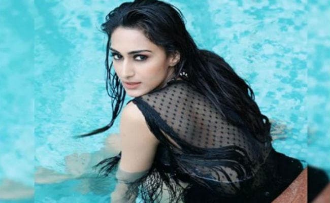 स्वीमिंग पूल में कसौटी जिंदगी की प्रेरणा का किलर एक्सप्रेशन, तस्वीरें वायरल