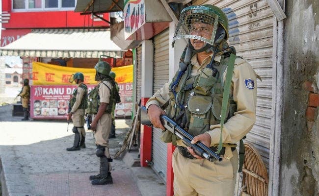 श्रीनगर में हिंसा की घटनाओं के बाद फिर से पाबंदियां लागू