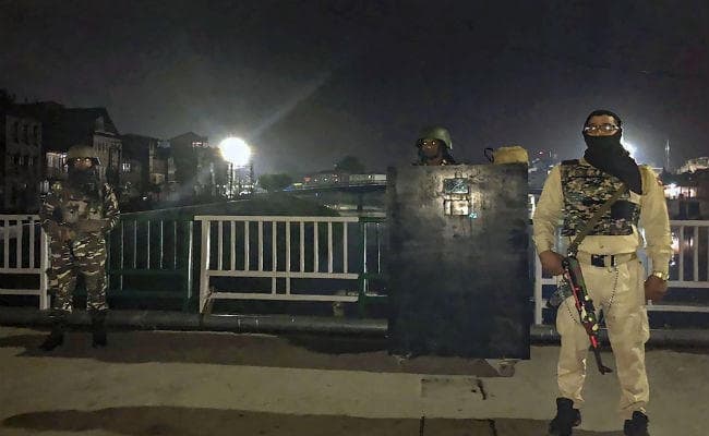 जब रात गहराती है : कश्मीर को सुरक्षित रखने के लिए जागे रहते हैं जवान