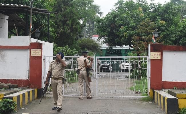 फरार MLA अनंत सिंह की तलाश जारी, आवास पर पहरा, रिश्तेदारों के प्रवेश व बाहर निकलने पर पाबंदी