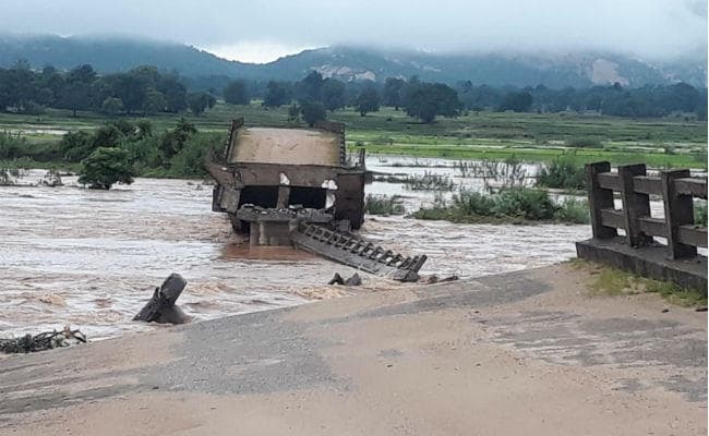 सिमडेगा : दो दिन की बारिश में बह गया 3.5 करोड़ रुपये की लागत से बना पुल
