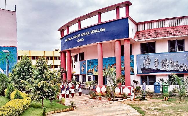 कस्तूरबा में एंबुलेंस, तो बालिका विद्यालय में लैब ऑन ह्विल