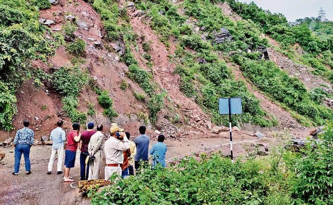 कुल्लू में भूस्खलन, रांची के समाज कल्याण विभाग के अधिकारी और उनके दोस्तों समेत 70 लोग फंसे
