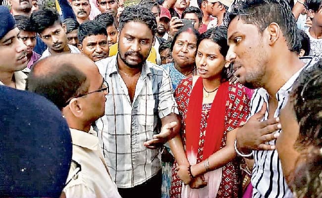 10 घंटे सड़क व रेल मार्ग जाम, तिहरे हत्याकांड के विरोध में उतरे बरकाकाना के ग्रामीण