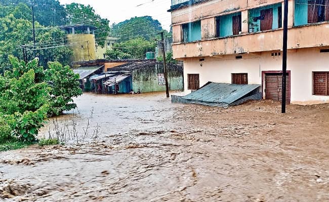 बारिश से चक्रधरपुर में बाढ़, 300 लोग बेघर, करीब 100 घर ध्वस्त
