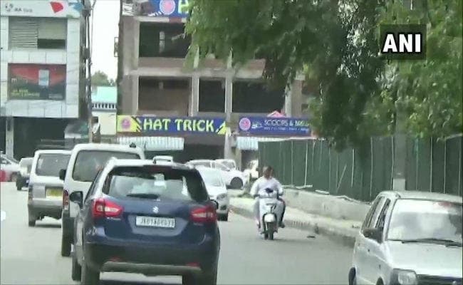 जम्मू-कश्मीरः कड़ी सुरक्षा के बीच आज से खोले गए स्‍कूल, श्रीनगर के डीसी बोले- हालात काबू में