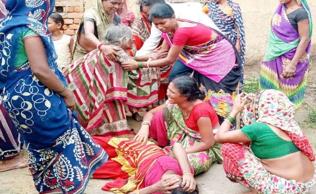 लखीसराय : दर्जनभर से अधिक हथियारबंद नक्सलियों ने दो लोगों को गोली मार कर मौत के घाट उतारा