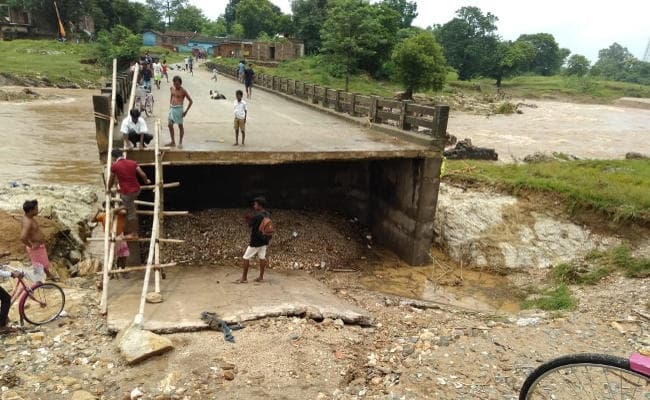 झारखंड : बाढ़ में बह गया पश्चिम सिंहभूम का इंदकाटा पुल, दर्जनों गांवों का संपर्क कटा, सरकारी व निजी स्कूल बंद