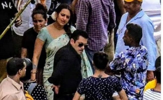 मोबाइल फोन बैन करने के बावजूद ''दबंग 3'' के सेट से लीक हुई सलमान-सोनाक्षी की तसवीर