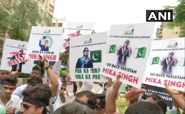 मीका सिंह के खिलाफ AICWA का विरोध प्रदर्शन, जानें पूरा मामला