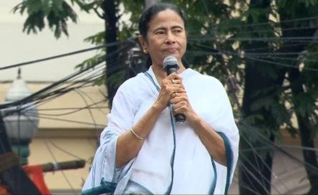 कश्मीर में हो रहा मानवाधिकार का उल्लंघन : ममता बनर्जी