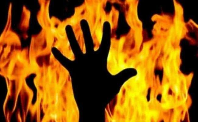 पत्नी की हत्या की, फिर जलाया, पति व ससुर गिरफ्तार