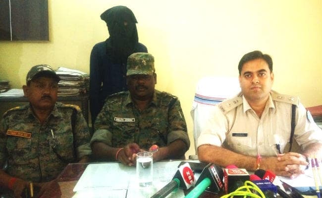 गुमला : पीएलएफआई का दो लाख का इनामी एरिया कमांडर सुदर्शन गिरफ्तार