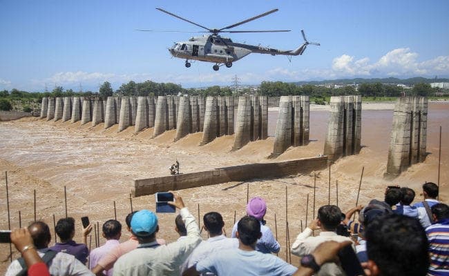 उफनती तवी नदी में फंसे मछुआरों को एयरलिफ्ट किया गया, VIDEO वायरल
