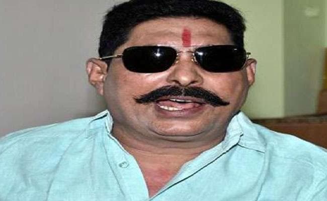 फरार बाहुबली विधायक अनंत सिंह की तलाश में करीबियों के यहां छापेमारी