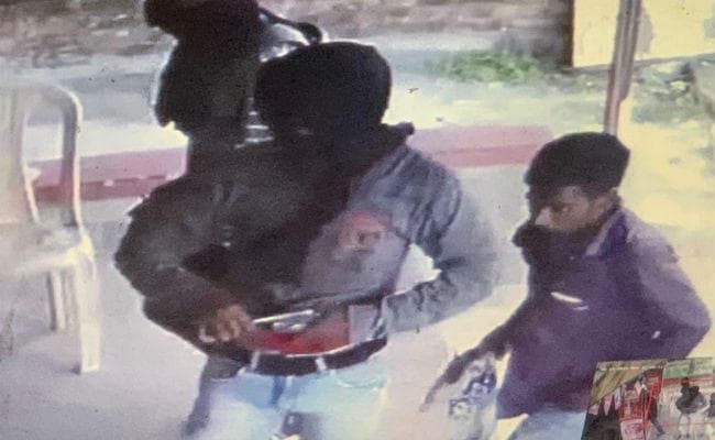 लोहरदगा में सीमेंट दुकान में अपराधियों ने चलायी गोली, बाल-बाल बची मालकिन