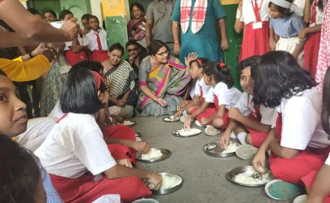 मिड डे मील में विद्यार्थियों को खिलाया नून-भात