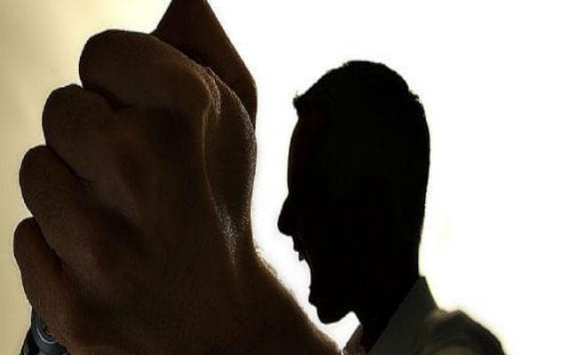 पुलिसवाले को मारा घूसा, दांत काटा