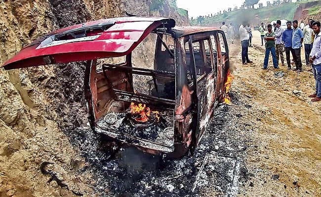 गिरिडीह :वैन में आग, जिंदा जला वृद्ध मरीज