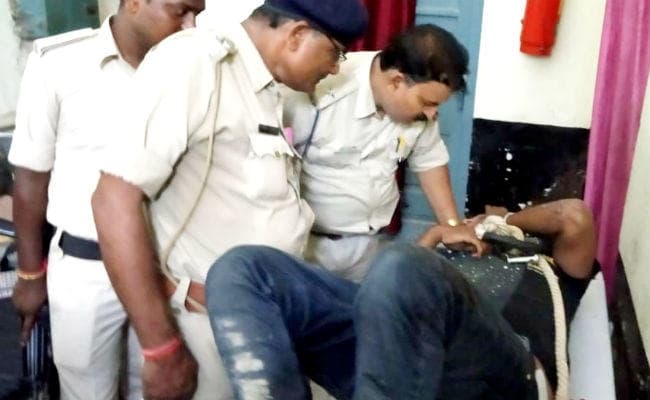अपराधियों ने पुलिस टीम पर चलायी गोली, मुठभेड़ में पुलिस ने दो को पकड़ा, हथियार समेत लूट का सामान बरामद