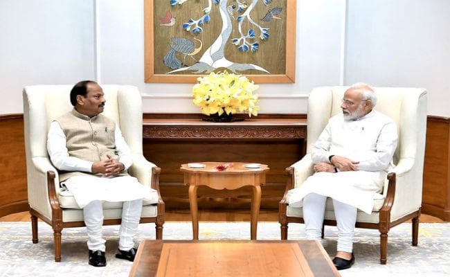 प्रधानमंत्री मोदी से मिले सीएम रघुवर दास, झारखंड में चल रही योजनाओं की प्रगति की दी जानकारी