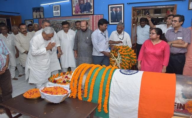 पूर्व मुख्यमंत्री जगन्नाथ मिश्रा के अंतिम दर्शन के लिए घर पर रखा गया पार्थिव शरीर, सीएम नीतीश ने दी श्रद्धांजलि