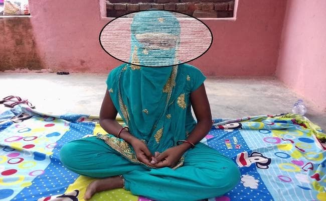 प्रेम विवाह के बाद पति ने छोड़ दिया तो धरना पर बैठी विवाहिता