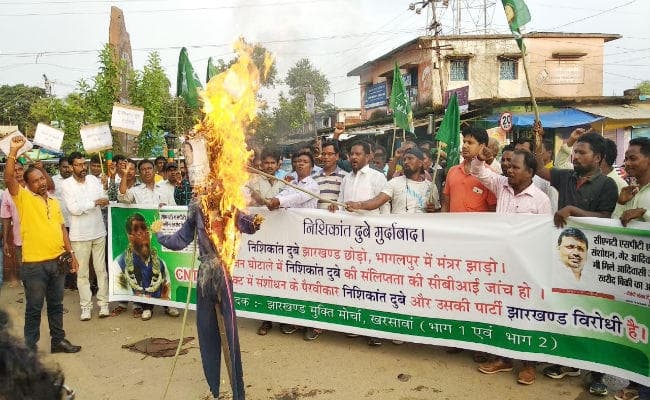 झामुमो का आरोप, CNT, SPT खत्म करना चाहती है भाजपा, निशिकांत दुबे का पुतला फूंका