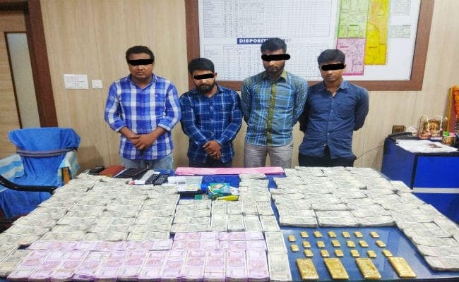 कोलकाता में 2.44 करोड़ का सोना और 98 लाख रुपये के साथ 4 गिरफ्तार