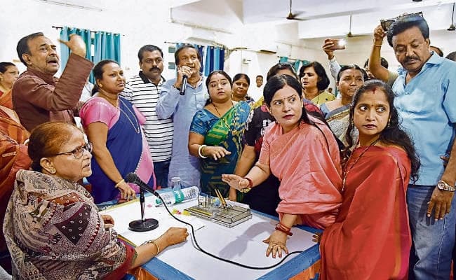 पटना : दो घंटे तक हंगामा, एजेंडे से हट कर हुई बहस, सिर्फ तीन प्रस्ताव ही हुए पारित