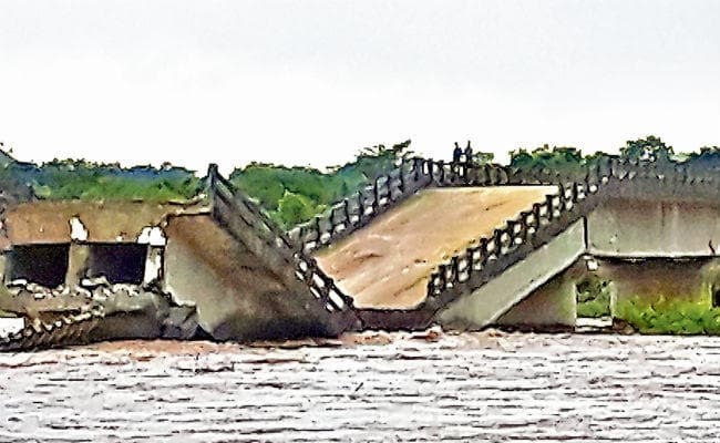 रांची : सिमडेगा में पुल धंसने के मामले में अब इंजीनियरों पर होगी कार्रवाई, ठेकेदार पहले ही हो गये थे ब्लैक लिस्टेड