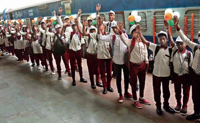 शैक्षणिक भ्रमण पर दिल्ली और अमृतसर गये सरकारी स्कूल के बच्चे, कहा पहली बार ट्रेन में बैठे, तो लगा सपना सच हो गया