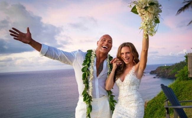 ''द रॉक'' ने गर्लफ्रेंड संग रचाई शादी