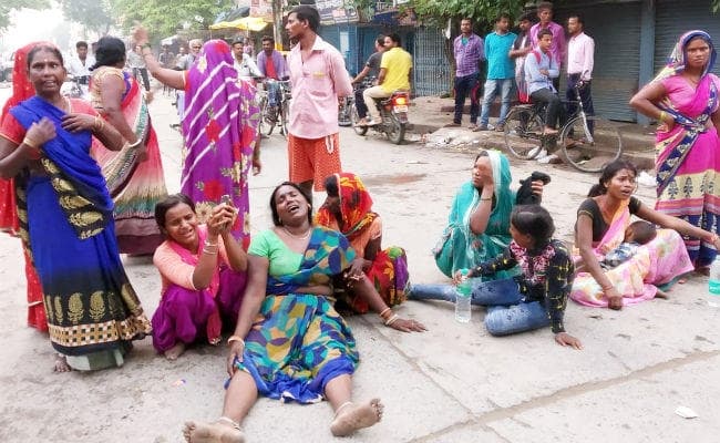 इलाज के दौरान कैदी की मौत पर परिजनों ने जवानों को पीटा, पत्नी ने हत्या का लगाया आरोप, कैदी फरार