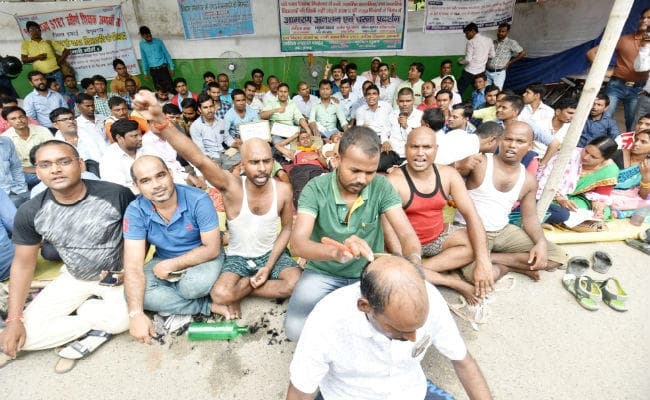 पांचवें चरण की रिक्तियों को जोड़ कर छठे चरण का नियोजन नहीं किये जाने पर STET उत्तीर्ण अभ्यर्थियों ने कराया मुंडन