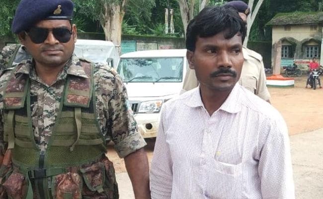 लातेहार का राजस्व कर्मचारी दयालु केरकेट्टा रिश्वत लेते रंगे हाथ गिरफ्तार