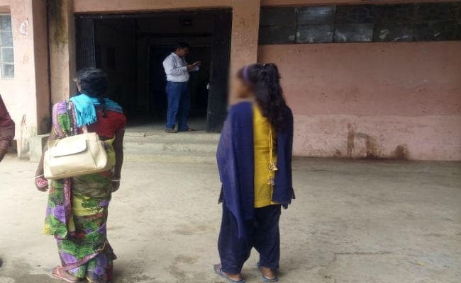 कस्तूरबा गांधी विद्यालय की मनमानी : नामांकन के लिए 5 महीने से दर-ब-दर भटक रही दुष्कर्म पीड़िता