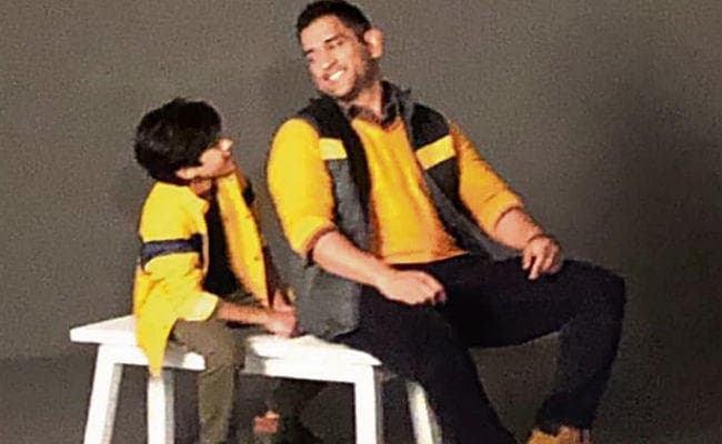 कश्मीर से लौटकर नये अवतार में दिख रहे एमएस धौनी, नेता वाला लुक वायरल