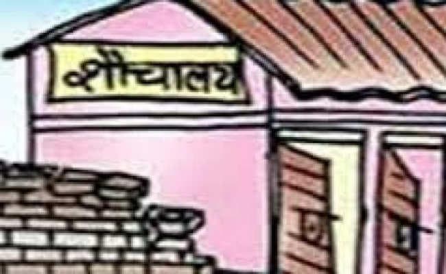 ग्राम प्रधान के घर में ही नहीं है शौचालय