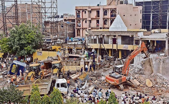 पटना : तेजस्वी, तेज प्रताप देर रात तक धरने पर, दूध बाजार तोड़ने के विरोध में राजद का जोरदार हंगामा