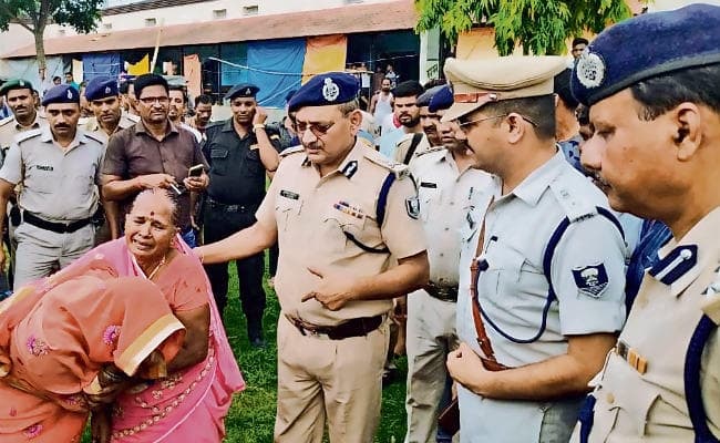 पुलिसकर्मियों की शहादत के बाद डीजीपी ने दी श्रद्धांजलि, कहा जिन अपराधियों ने हमला किया उन्हें जल्द जवाब मिलेगा