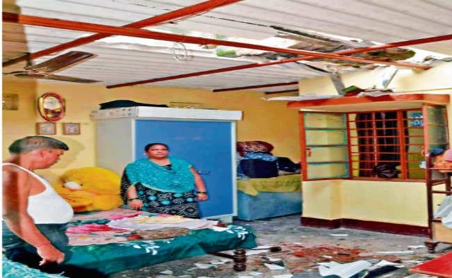 एस्बेस्टस तोड़ बेड पर गिरा खिड़की का छज्जा