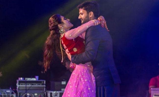 नुसरत जहां की संगीत सेरेमनी की तसवीरें वायरल, घुटनों पर बैठकर पति ने ऐसे किया था प्रपोज