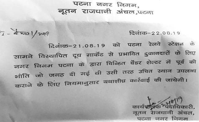 नगर निगम के लिखित आश्वासन पर आठ घंटे के धरने पर बैठने के बाद उठे तेजस्वी, ट्वीट कर कहा...