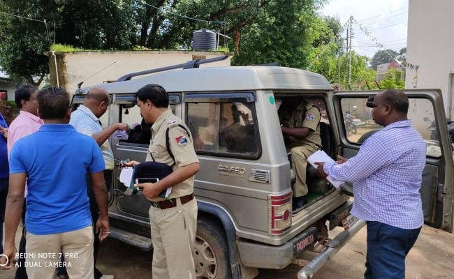 रांची से आयी रेलवे की टीम ने सिमडेगा में टिकट बुकिंग दुकानों में की छापामारी, 3 हिरासत में