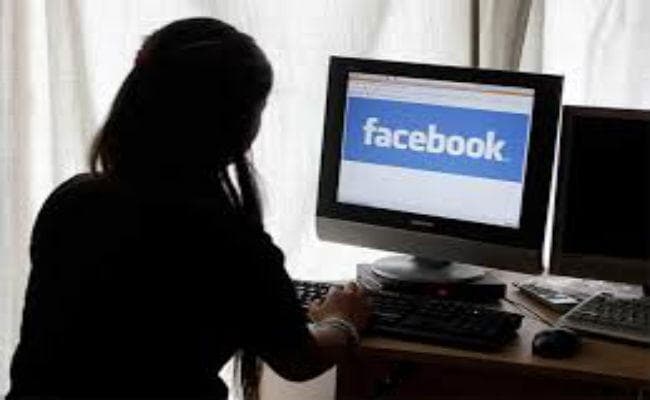 Fake FaceBook Profile बनाकर सहेली के नाम से गंदे संदेश भेजने वाली लड़की गिरफ्तार