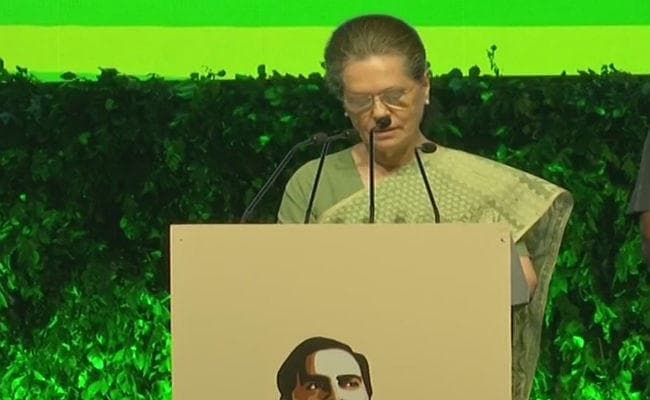 सोनिया का मोदी सरकार पर निशाना- राजीव गांधी को विशाल बहुमत मिला, लेकिन किसी को डराया नहीं