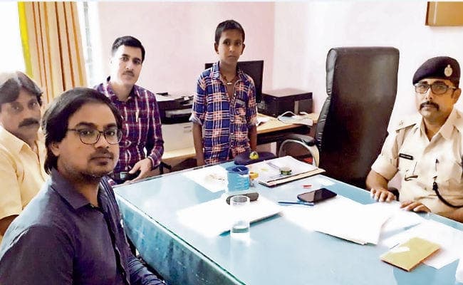 रोहतास : ग्रामीणों ने बच्चाचोर समझ चार लेबर इंस्पेक्टरों को पीटा